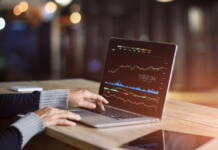 Poziomy wsparcia i oporu na rynku walutowym – jak je zidentyfikować i zastosować w strategii? Laptop z wykresami – trading na rynku forex waluty