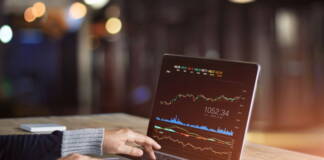 Laptop z wykresami – trading na rynku forex waluty