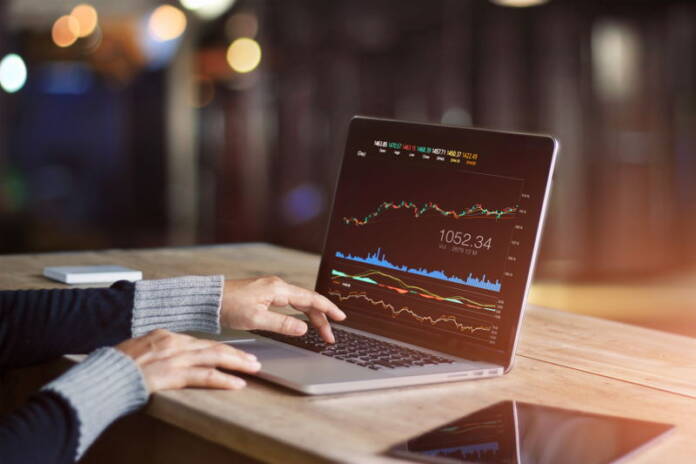 Laptop z wykresami – trading na rynku forex waluty